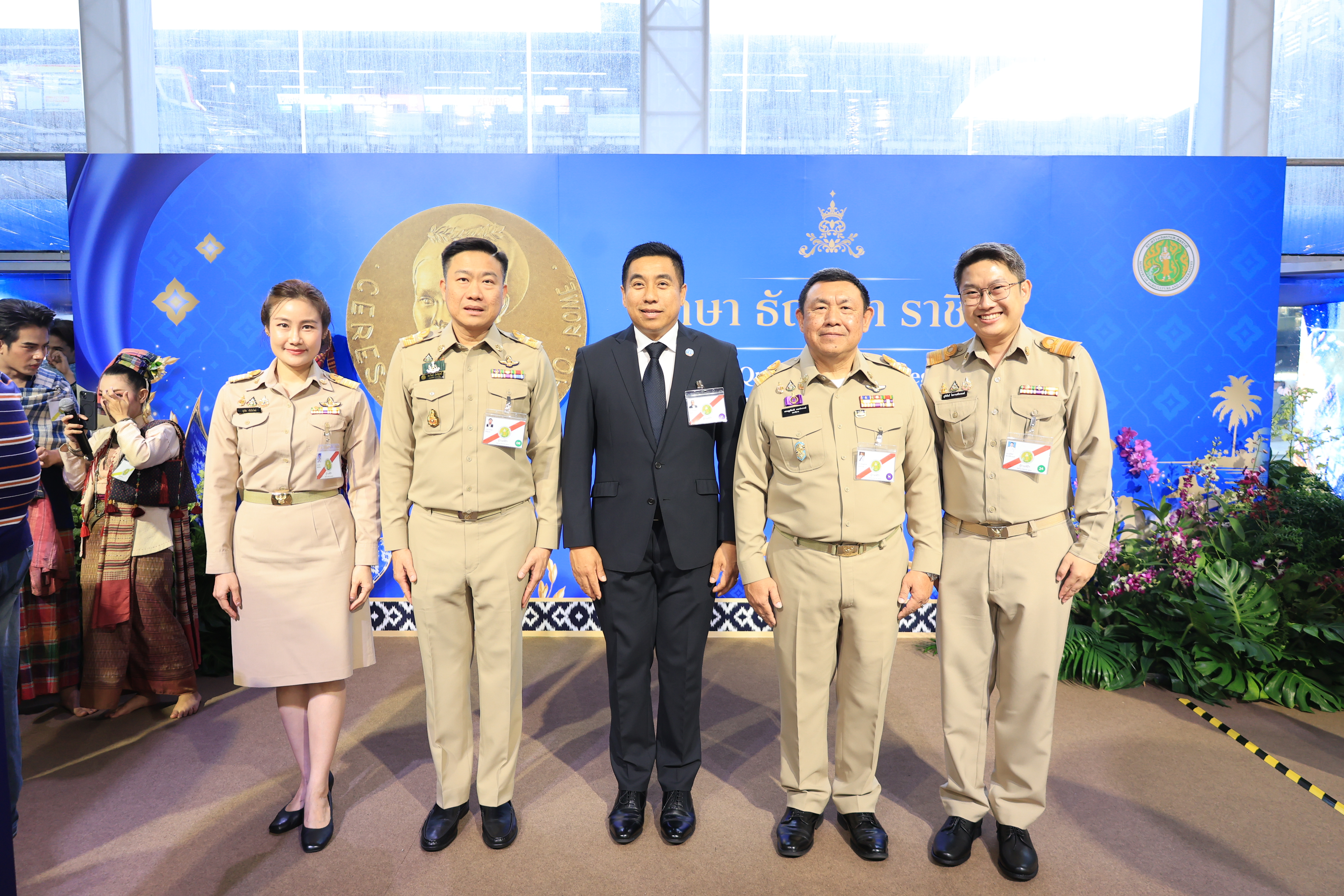 title - สำนักงานการปฏิรูปที่ดินเพื่อเกษตรกรรม ร่วมเฝ้าฯ รับเสด็จ สมเด็จพระกนิษฐาธิราชเจ้า กรมสมเด็จพระเทพรัตนราชสุดา ฯ สยามบรมราชกุมารี เสด็จพระราชดำเนินไปทรงเปิดงานเทิดพระเกียรติและน้อมรำลึก ในพระมหากรุณาธิคุณของสมเด็จพระนางเจ้าสิริกิติ์ พระบรมราชินีนาถ พระบรมราชชนนีพันปีหลวง “ภูษา ธัญญา ราชินี”
